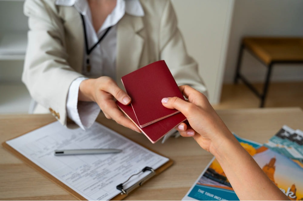 Entregando dois passaportes para a agente de imigração