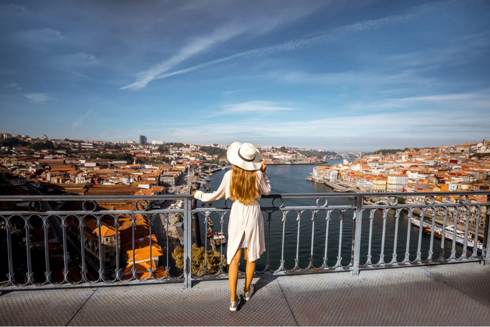 Turista em cima de ponte admirando a vista