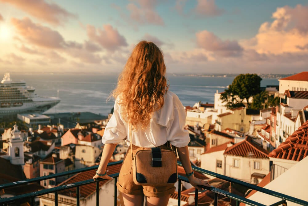 Jovem olhando  Lisboa de um miradouro